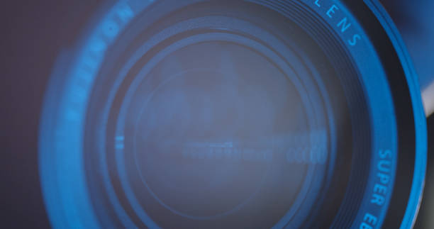 detail profesionálního objektivu fotoaparátu ve studiu na tmavém pozadí. - hloubka fotky - stock snímky, obrázky a fotky