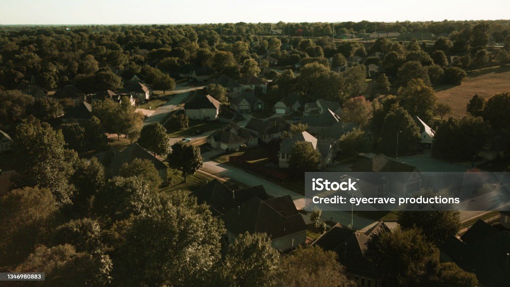 Summer at Dusk Aerial Neighborhoods in Mid-Western Subdivisions Homes and Communities from Above Photo Series Housing Developments and Dwellings in the Mid-West Aerial Neighborhoods in Mid-Western USA Subdivisions Homes and Communities from Above in Summer (Shot with DJI Mavic Air II photos professionally retouched - Lightroom / Photoshop) House Stock Photo