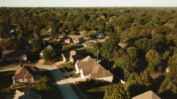 lato o zmierzchu powietrzne dzielnice w środkowo-zachodnich dzielnicach domy i społeczności z powyższej serii zdjęć - townhouse apartment midwest usa house zdjęcia i obrazy z banku zdjęć