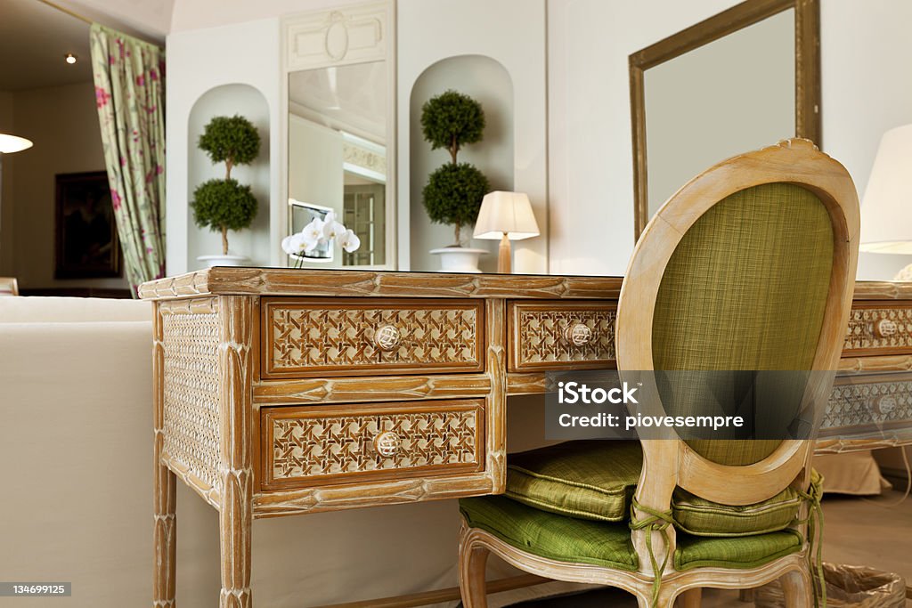 suite confortevole, scrivania in legno - Foto stock royalty-free di Alla moda