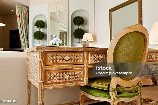 Confortável Suite Mesa De Madeira - Fotografias de stock e mais imagens de Admirar a Vista - Admirar a Vista, Apartamento, Arquitetura