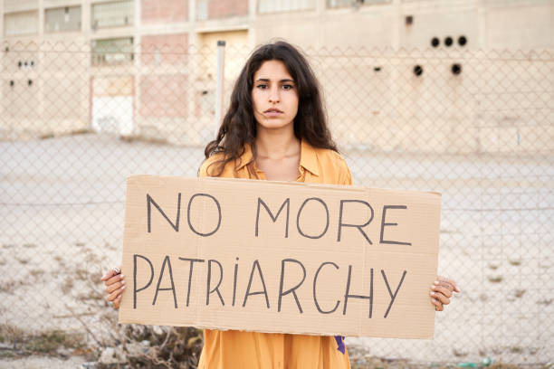 donna attivista che protesta per le strade. concetto di femminismo. - patriarchy foto e immagini stock