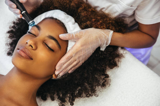 the procedure of aesthetic medicine - beauty treatment spa treatment health spa human face imagens e fotografias de stock