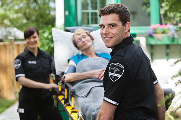 trabalhador com paciente ambulância - cfr - fotografias e filmes do acervo