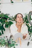 eine-junge-frau-beauty-blogger-%C3%BCber
