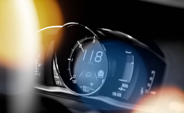 nuevo salpicadero digital de coche deportivo moderno que muestra la velocidad de los datos de conducción - kilómetro fotografías e imágenes de stock