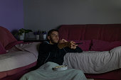 teenager-der-zu-hause-in-seinem-zimmer-auf-dem-boden-sitzt-im-dunkeln-einen-film-schaut.jpg?b=1&s=170x170&k=20&c=mZjgeANV_jqiXw_gu43b0LVxtfwhN5S2MunOFgvYLDE=