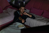 teenager-der-zu-hause-in-seinem-zimmer-auf-dem-boden-sitzt-im-dunkeln-einen-film-schaut.jpg?b=1&s=170x170&k=20&c=E2wRhElYXI8qjNV2TvYoB-xXs1NMmDKc269DdVR4X3U=