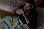 teenager-der-zu-hause-in-seinem-zimmer-auf-dem-boden-sitzt-im-dunkeln-einen-film-schaut.jpg?b=1&s=170x170&k=20&c=D29h6zDXLLVxnOnyb_JUSm6xMavPxXw_YrQWBanKReQ=