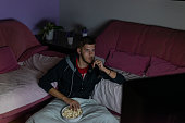 teenager-der-zu-hause-in-seinem-zimmer-a