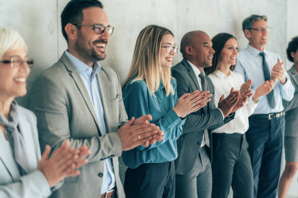 les gens d’affaires applaudissent - groupe organisé photos et images de collection