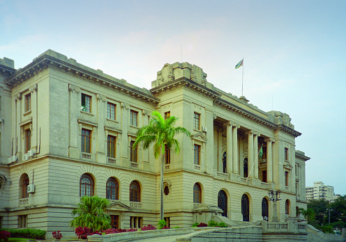 Maputo, Mozambique: colonial building of the City Hall, Maputo Municipal Council ('Conselho Municipal de Maputo', CMM, former 'Camara Municipal de Lourenço Marques') - Praça da Independência former Praça Mouzinho de Albuquerque) - designed by the Portuguese architect Carlos César dos Santos, completed in 1947.