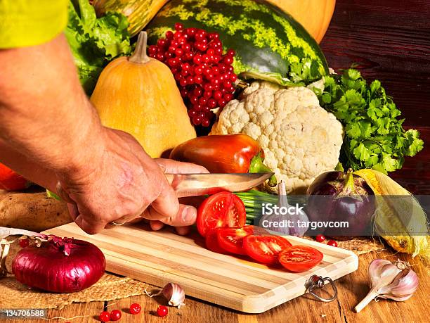 Photo libre de droit de Préparation De Légumes Sur Les Planches En Bois banque d'images et plus d'images libres de droit de Adulte - Adulte, Ail - Légume à bulbe, Aliment