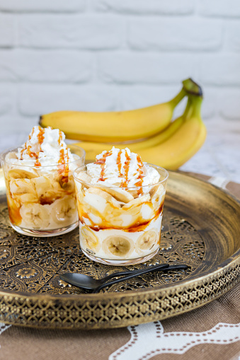 bananofee banana cream caramel dessert glasses with whipped cream
