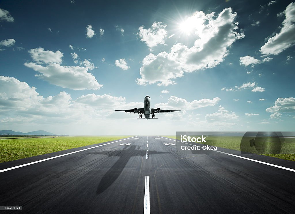 Aeroplano in una giornata di sole - Foto stock royalty-free di Pista di atterraggio