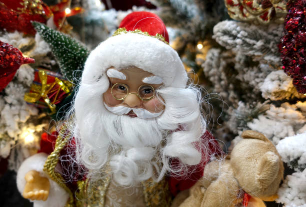 le jouet du père noël décore le sapin de noël. - figurine père noel photos et images de collection