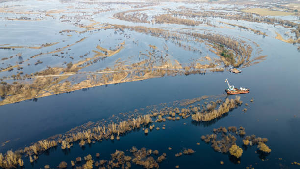 vista aérea da dragagem reabastecer areia no rio. canal está sendo dragado por escavadeira. vista superior do guindaste de barco de dragagem. - barge canal construction engineering - fotografias e filmes do acervo