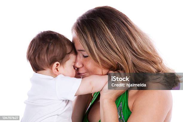 Madre Con Su Bebé Bebé Foto de stock y más banco de imágenes de Abrazar - Abrazar, Adulto, Adulto joven