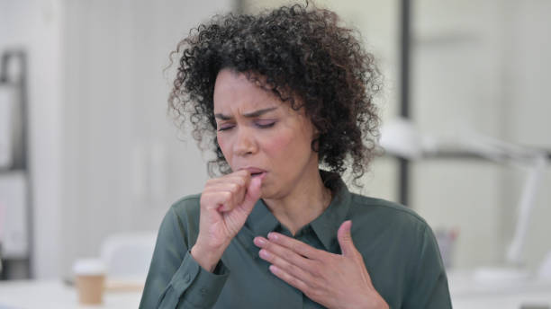 mujer africana enferma tosiendo - tosiendo fotografías e imágenes de stock