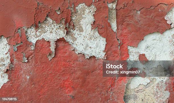 Rojo Roto Resquebrajamiento De Pared Foto de stock y más banco de imágenes de Abollado - Abollado, Abstracto, Agrietado