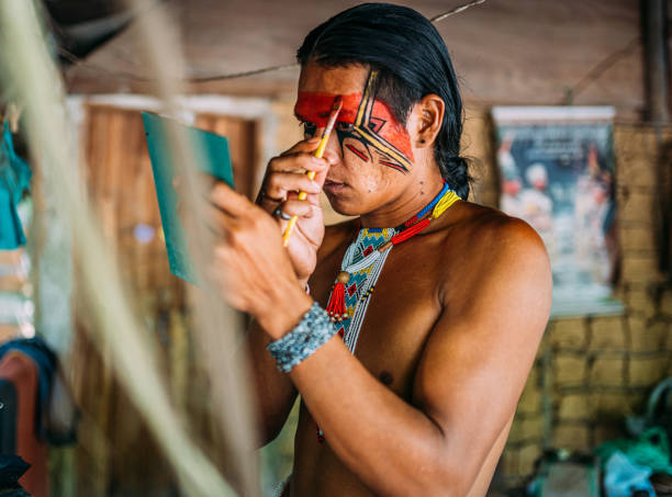 índio da tribo pataxó no brasil. - indigenous culture fotos - fotografias e filmes do acervo