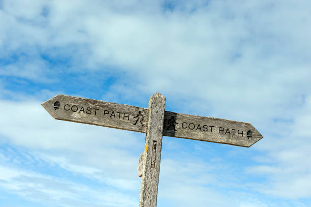 panneau de sentier côtier en bois, île de portland, dorset, angleterre. - dorset photos et images de collection