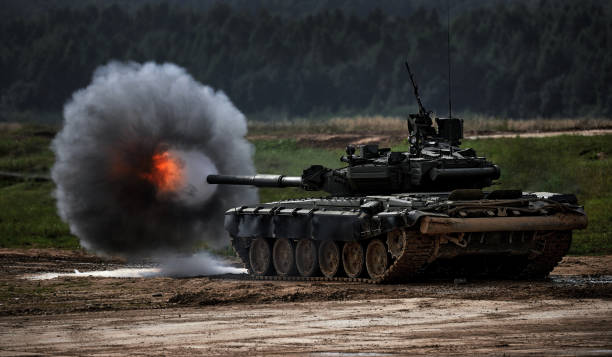 disparado desde un cañón de tanque con un anillo de humo, el marco de las operaciones militares. tanque moderno ruso disparando a un objetivo. humo, explosión, ejercicios militares, operaciones militares - gun turret fotografías e imágenes de stock