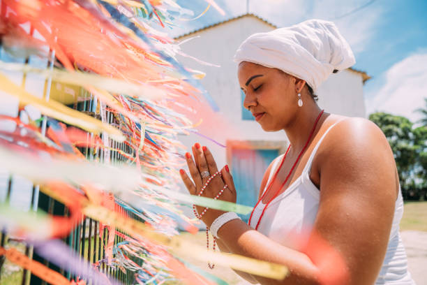 伝統的なバヒアの衣装を着て幸せなブラジルの女性 - traditional culture religion church travel ストックフォトと画像