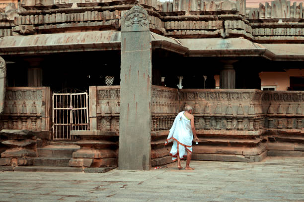 ブラーミンの司祭 - indian ethnicity traditional culture architecture karnataka ストックフォトと画像