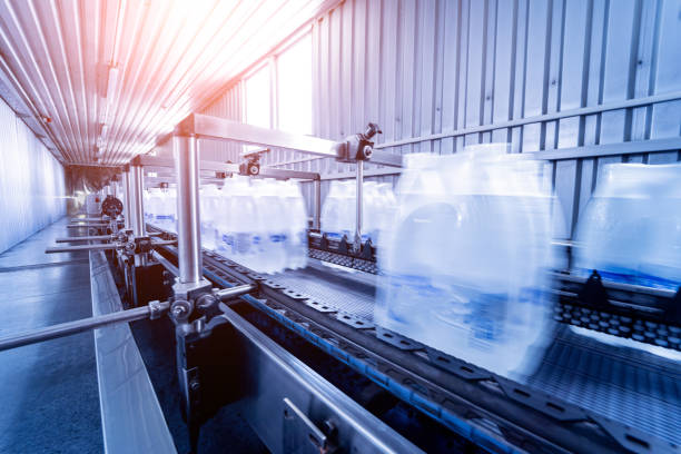 istock Modern strapping and transporting machine for packaging line at beverage plant. 1347102218