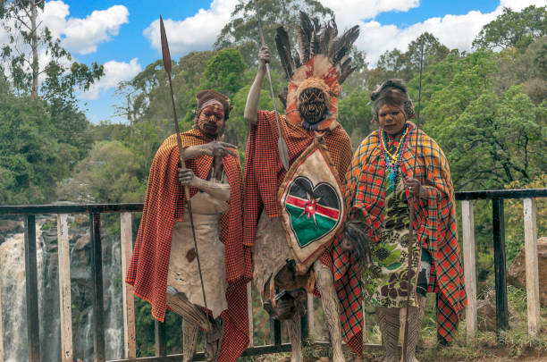 guerriers kenyans - lake nakuru photos et images de collection