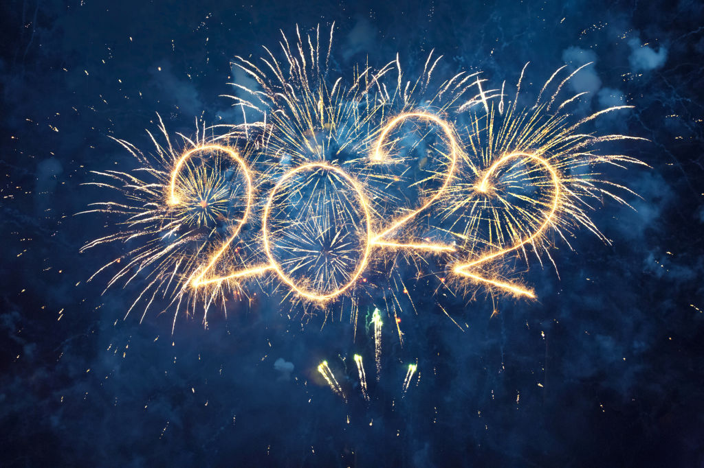 Frohes Neues Jahr 2022. Schönes kreatives Feiertags-Webbanner oder Flyer mit goldenem Feuerwerk und funkelnder Nummer 2022 auf nachtblauem Himmelshintergrund.
