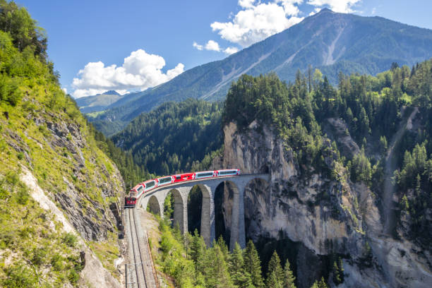 railway viaduct in swiss alps - switzerland cold green rock imagens e fotografias de stock