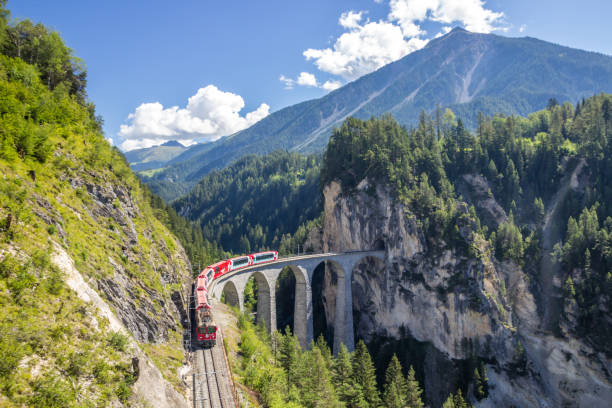 railway viaduct in swiss alps - switzerland cold green rock imagens e fotografias de stock