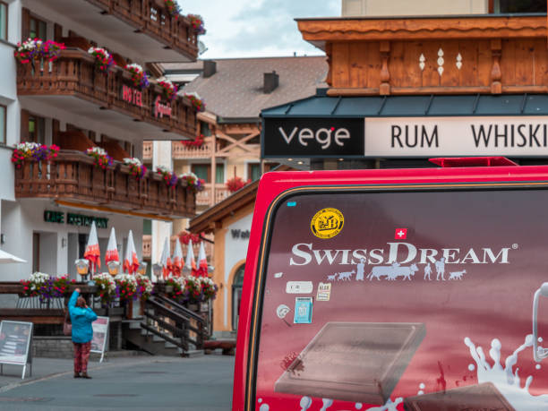 swiss dream - производитель сувенирного шоколада - graubunden canton engadine village switzerland стоковые фото и изображения