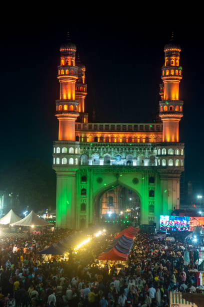 Charminar, decorated with Tricolor lights on the occasion of Sunday Funday event. hyderabad, india, 17 de octubre de 2021, la gente se reúne en gran número en charminar en hyderabad durante un evento, 'sunday funday' organizado por el organismo covic, ghmc en medio de las crecientes tensiones de la tercera ola de covid.