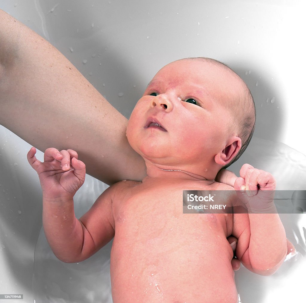 Neugeborenes baby in der Badewanne - Lizenzfrei Baby Stock-Foto