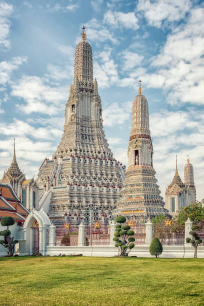 wat arun tempel in bangkok, thailand - arun stock-fotos und bilder
