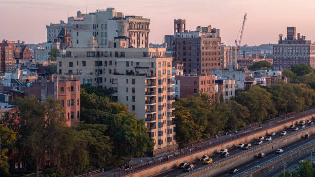 Evening traffic on Brooklyn-Queens Expressway. Evening traffic on Brooklyn-Queens Expressway. Aerial panoramic view along the Brooklyn Heights Promenade and Brooklyn Bridge Park. BQE stock pictures, royalty-free photos & images