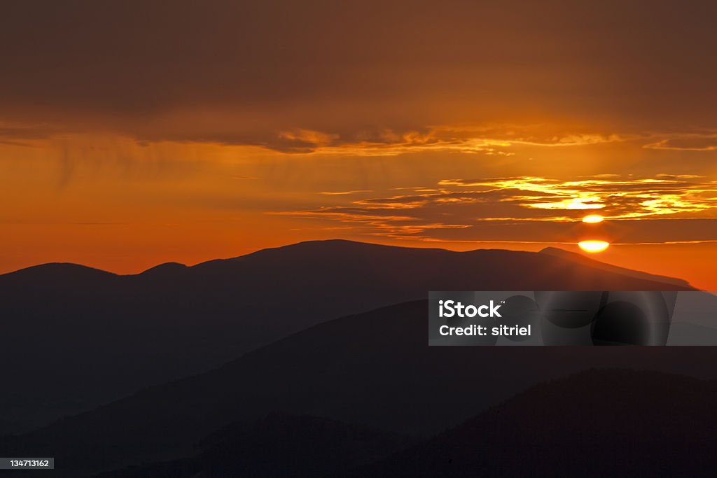 Wschód słońca w górach Beskidy - Zbiór zdjęć royalty-free (Bez ludzi)
