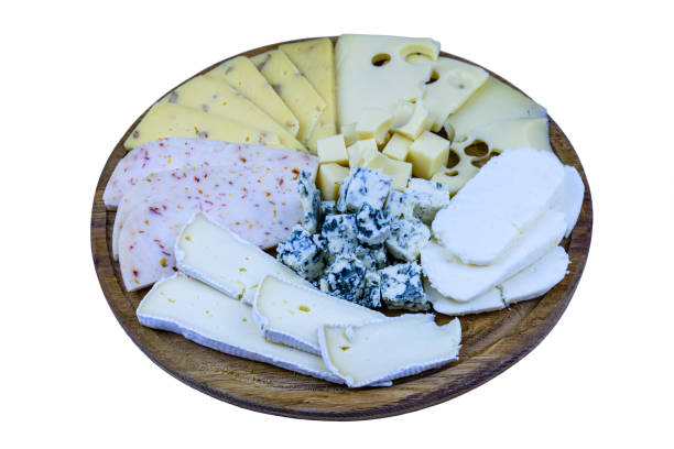 ломтики различных видов сыра выделяют на белом фоне. сырное блюдо - cheese tray cube swiss cheese стоковые фото и изображения