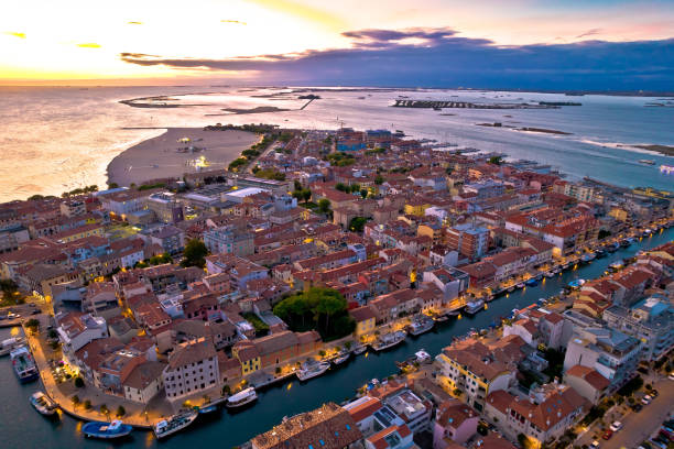 stadt grado bunte architektur und archipel luftaufnahme abend - lido stock-fotos und bilder