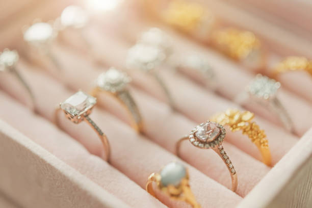 bijoux bagues en diamant dans la boîte - precious gem photos photos et images de collection