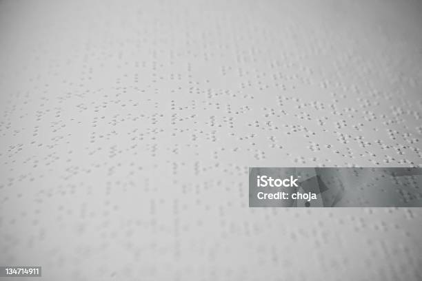 Closeup De Uma Folha Com Texto Em Braille - Fotografias de stock e mais imagens de Braille - Braille, Ninguém, Texto