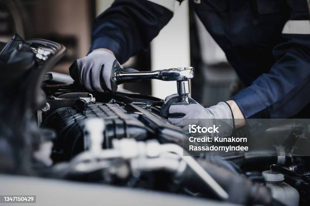 Professioneller Mechaniker Der Am Motor Des Autos In Der Garage Arbeitet Stockfoto und mehr Bilder von Autowerkstatt