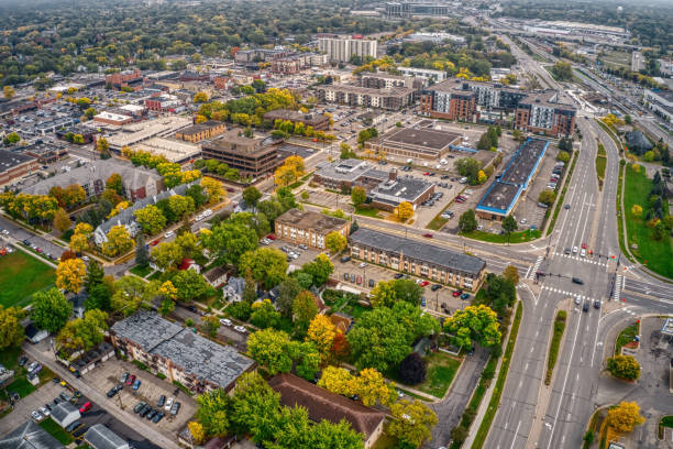 vista aérea del suburbio de twin cities de hopkins, minnesota - downtown core fotografías e imágenes de stock