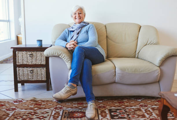 집에서 소파에서 휴식을 취하는 행복한 노인 여성의 초상화 - front view happiness chair sitting 뉴스 사진 이미지