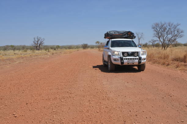도요타 - 호주 로여행 중 원격 지대의 랜드 크루저 (120) 프라도 - outback 4x4 australia australian culture ��뉴스 사진 이미지