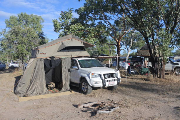 toyota - land cruiser (120) prado en un lugar remoto durante un viaje por carretera en australia - outback 4x4 australia australian culture fotografías e imágenes de stock