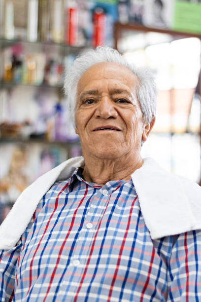 미용사의 가게에 앉아있는 노인의 초상화 - men gray hair vitality healthy lifestyle 뉴스 사진 이미지